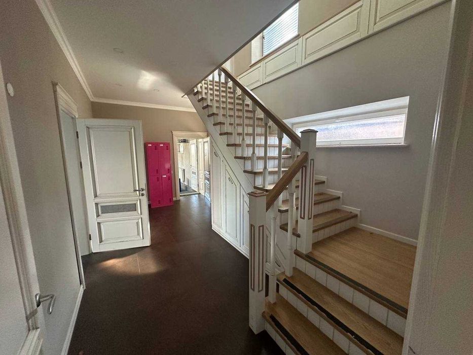 Будинок з басейном 1160 м2, 33 сотки в Ірпені