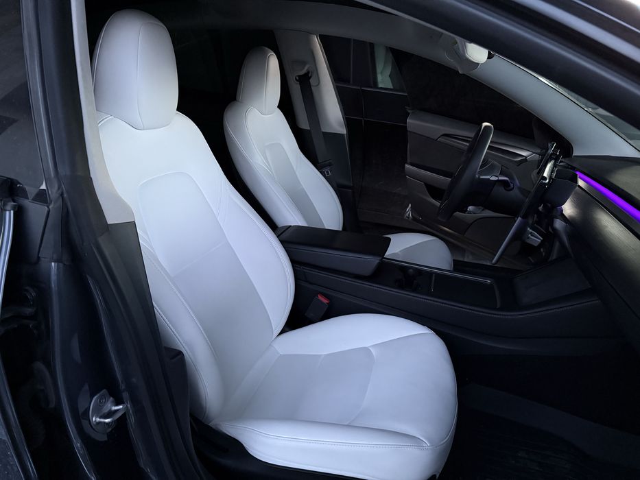 Білий салон від Tesla Model 3 2023 обмін