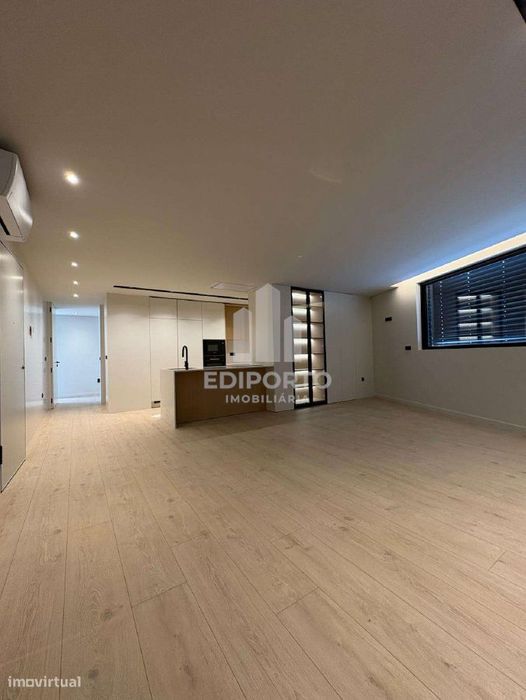 Exclusivo T1 com Varanda de 20m² e Arquitetura de Autor – S. Cosme, Go