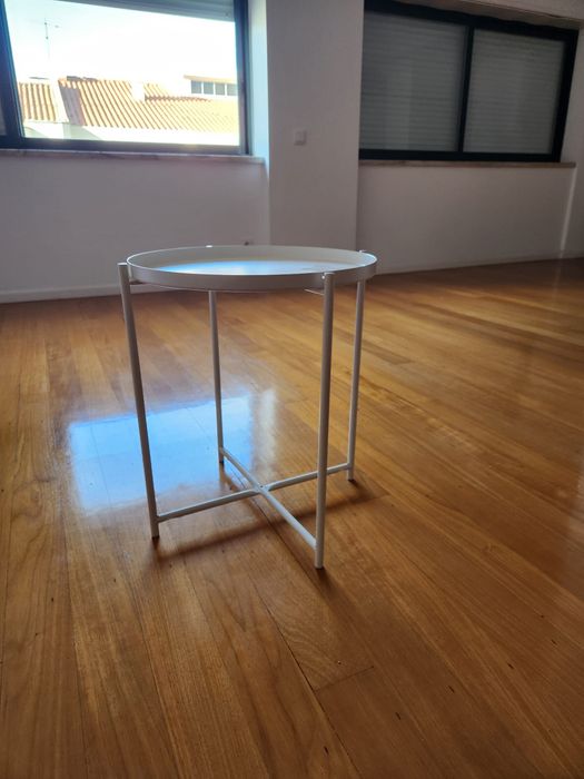 Mesa de apoio redonda com tabuleiro amovível em metal branco