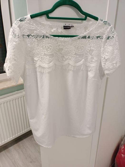 Bluzka z koronką przy dekolcie