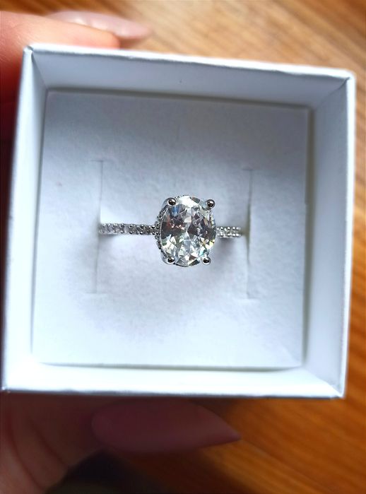 Przepiękny pierścionek z dużą cyrkonią