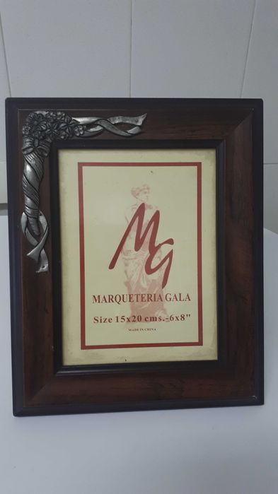 Moldura com decoração em metal64584349050499120