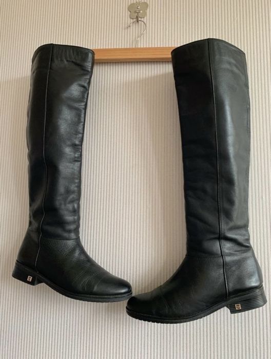 Високі демісезонні шкіряні чоботи