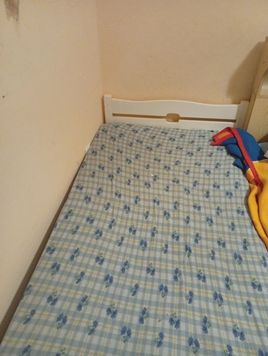 Vende se  uma cama de solteiro e 2 cômoda