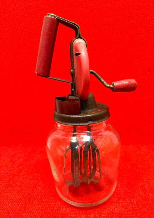 Batedeira de manteiga antiga, com marca de fabrico e escala