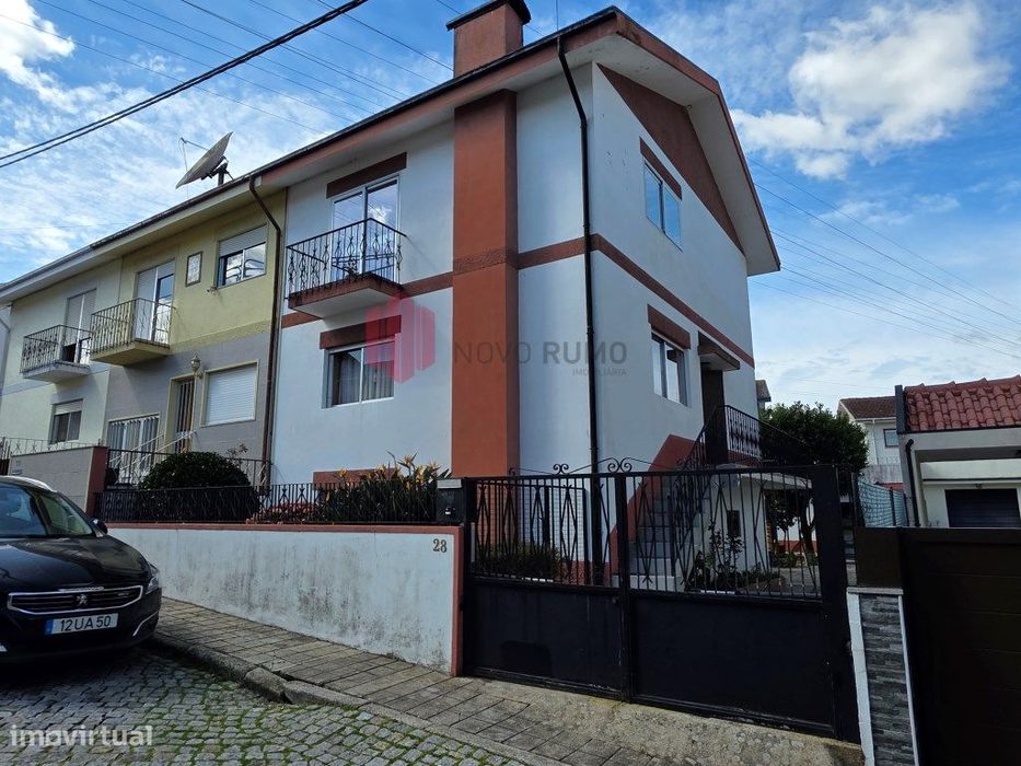 Moradia T3 de três frentes, com três pisos, anexos e garagem, inser...