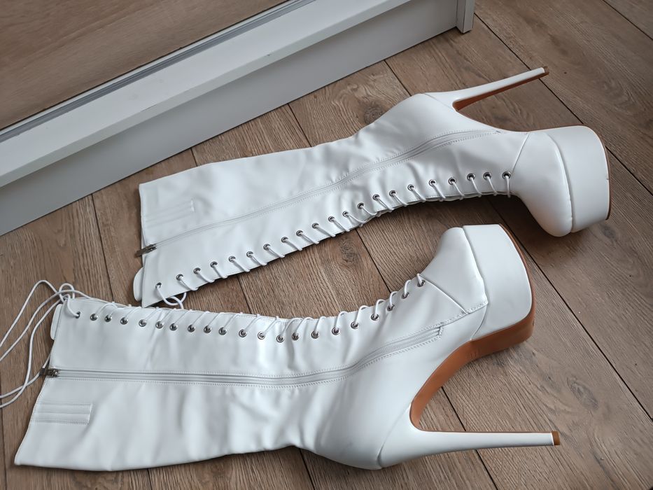 Białe sznurowane kozaki