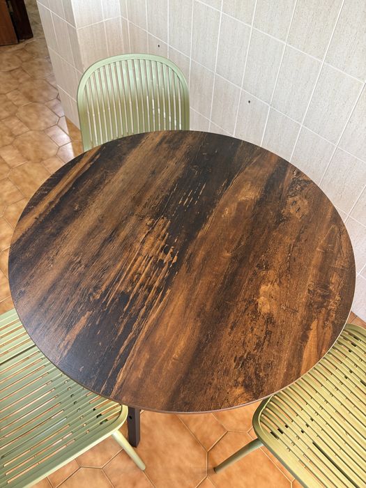 Mesa com cadeiras