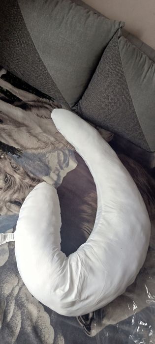 Poduszka,do karmienia piersią i odpoczynku w kształcie rogala.