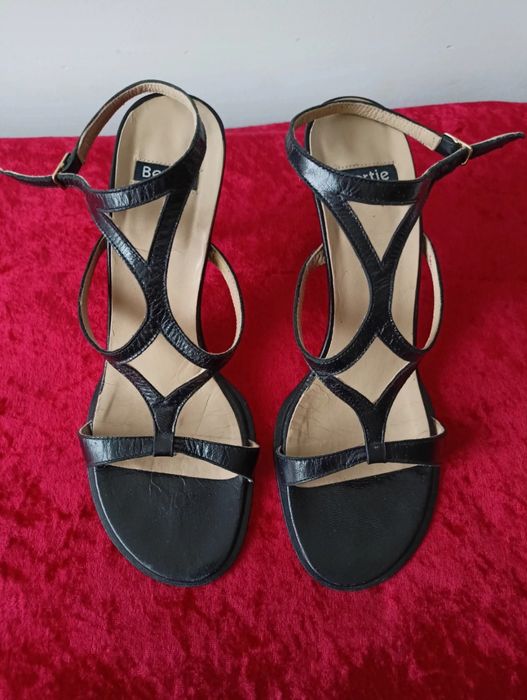 Czarne efektowne skórzane sandały, na obcasie, szpilki, rozmiar 38