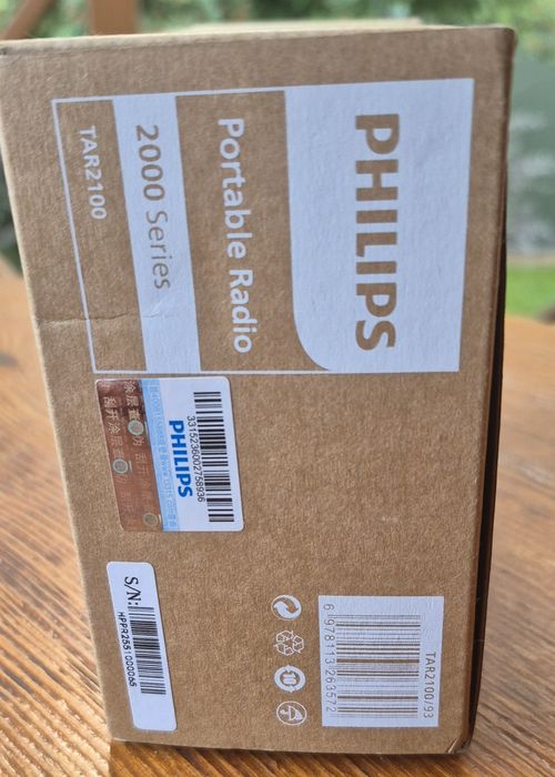 Радіоприймач Philips TAR2100 — AM/FM, LED-ліхтарик, SOS, ручна динамо-зарядка, USB-вихід, живлення від акумулятора або 3×AAA батарейок.
