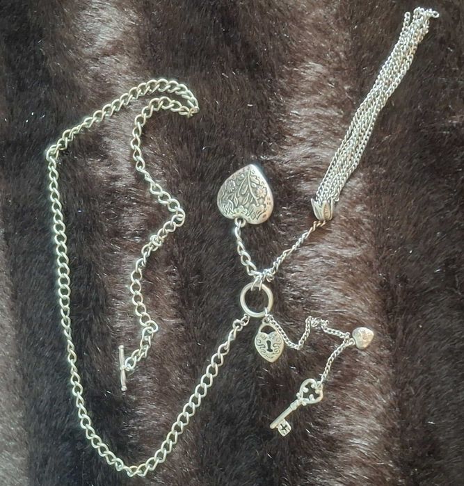 Colar coração com pendentes prateados