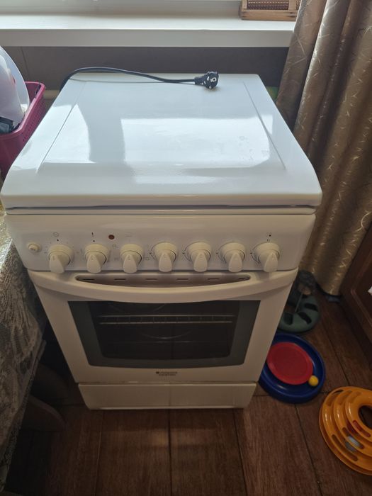 Продам газовут плиту Ariston