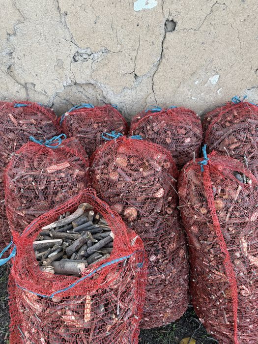 Дрова в сітці на розтопку