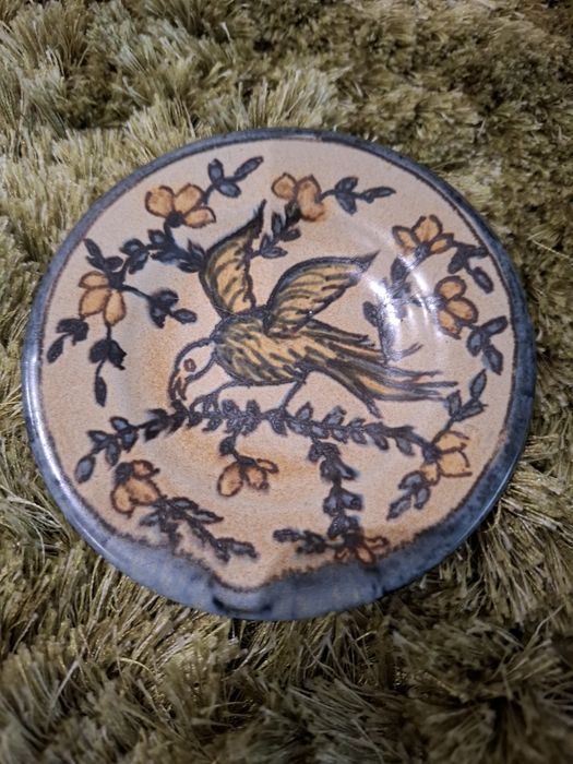 Prato decorativo em olaria, com um design pintado à mãoo.
- Motivo de