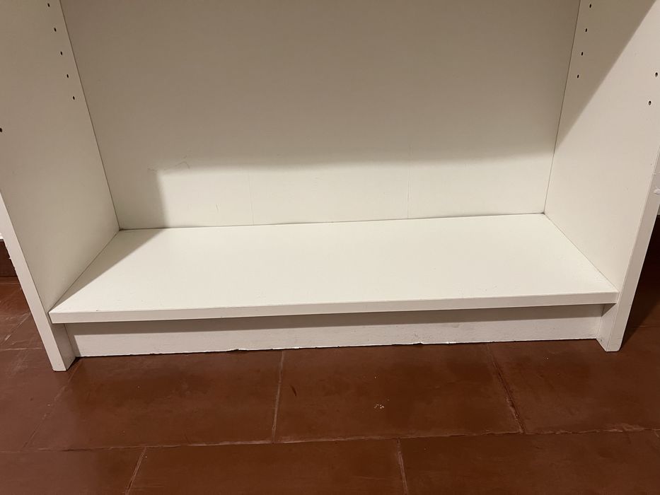 Duas estantes de prateleiras brancas IKEA