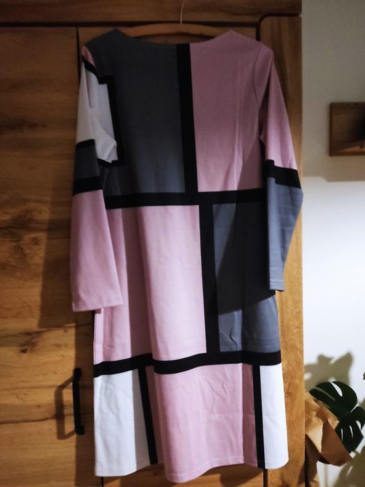 Sukienka z długim rękawem.