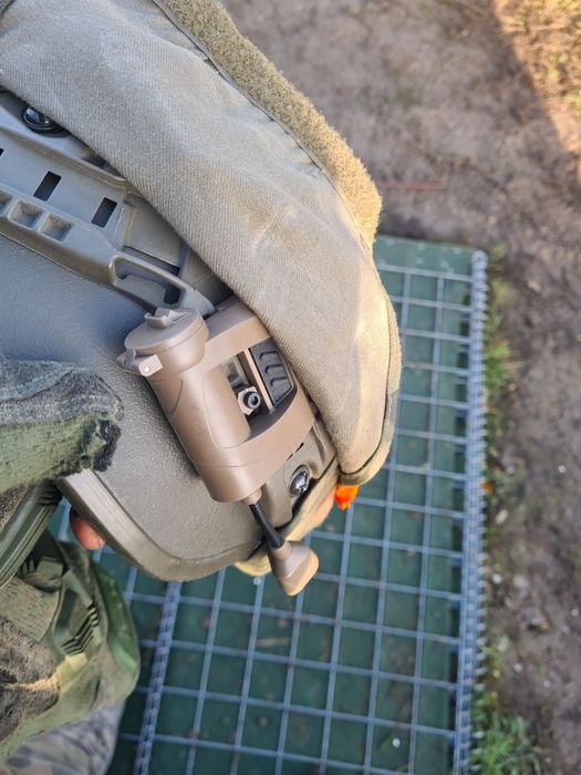 Latarka taktyczna na hełm światło czerwone białe zielone i podczerwień