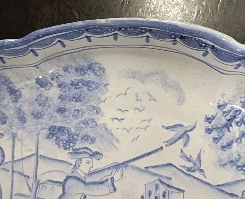 Travessa grande em cerâmica pintada à mão,  reprodução do século XVII