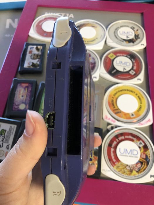 Gameboy azul, funciona a pilhas com entrada para auscultadores