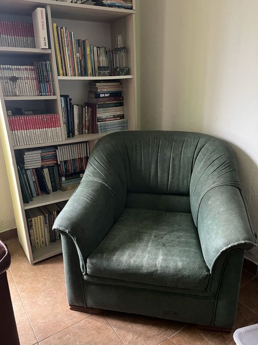 Vários sofás clássicos