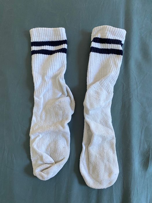 meias brancas com riscas azuis escuras