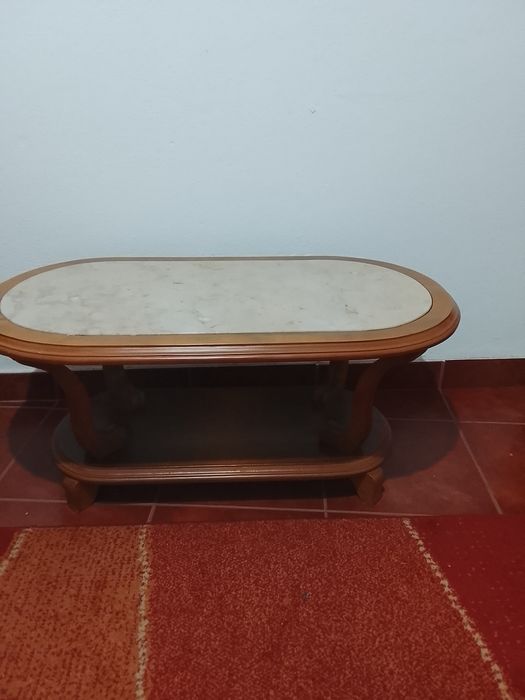 Mesa de centro em madeira com tampo de pedra mármore