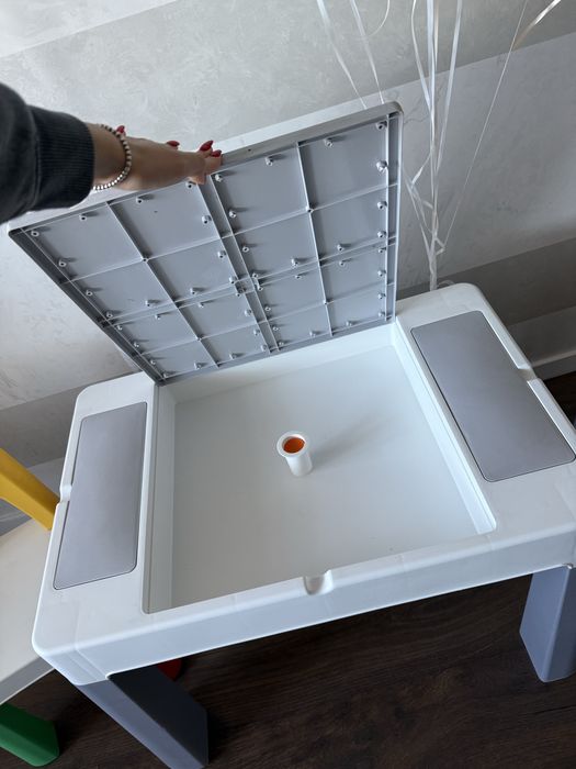 Дитячий стіл і 2 стільця