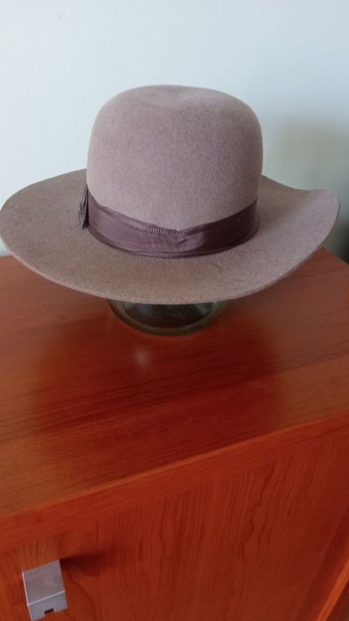 фетрові шляпи різних кольорів