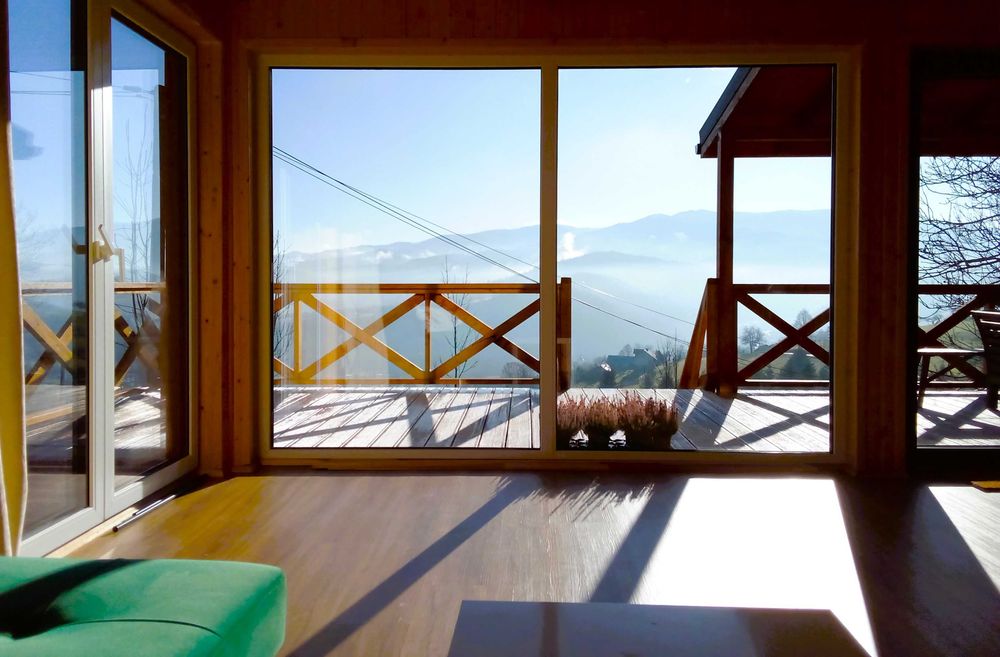 Drewniany domek w górach z tarasem na wynajem. PROMOCJA FERIE