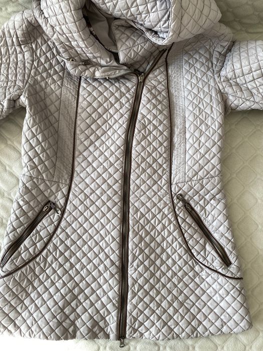 Демісезонна жіноча куртка у гарному стані