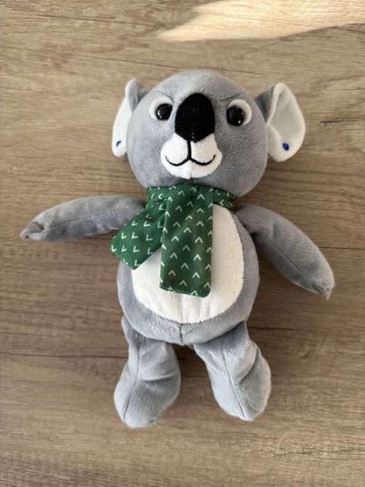 Maskotka koala szara z zielonym szalikiem