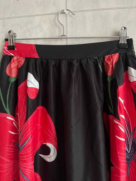 Жіноча максі-спідниця з квітковим принтом