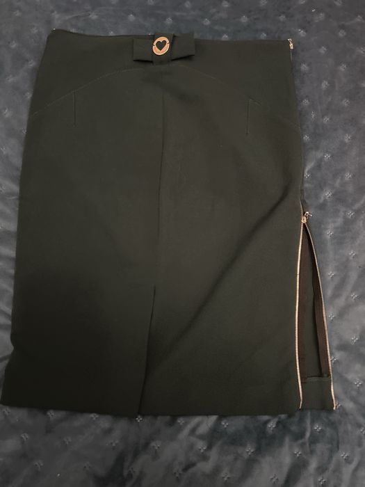 Спідниця олівець, темно зеленого кольору.