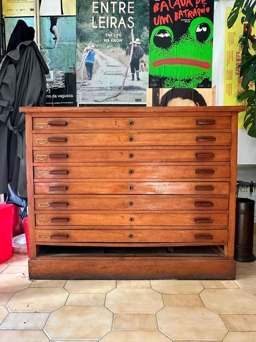 Armário com 8 gavetas