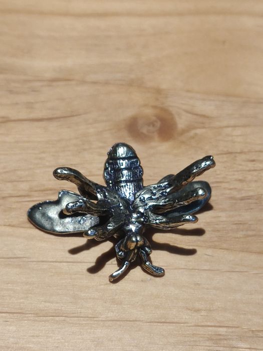 Figurka z mosiądzu Pszczoła wysokość 2,5 cm