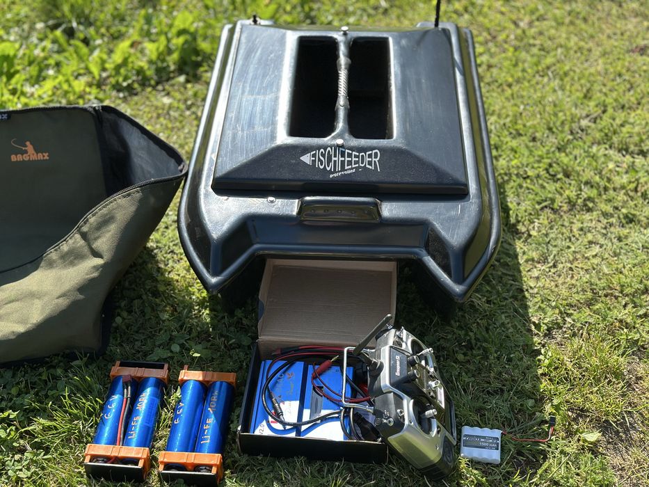 Łódka zanętowa Fischfeeder Profesional GPS Autopilot Toslon