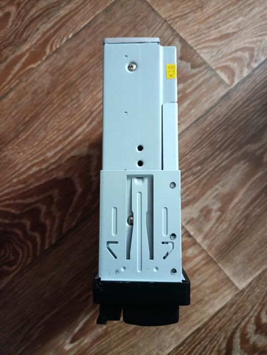 Магнітола з висувним екраном