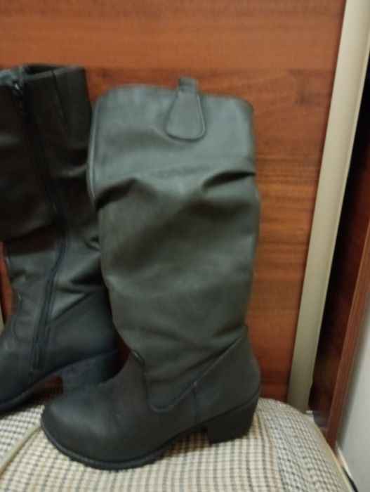 Piękne buty szare zasuwane na zamek z boku.