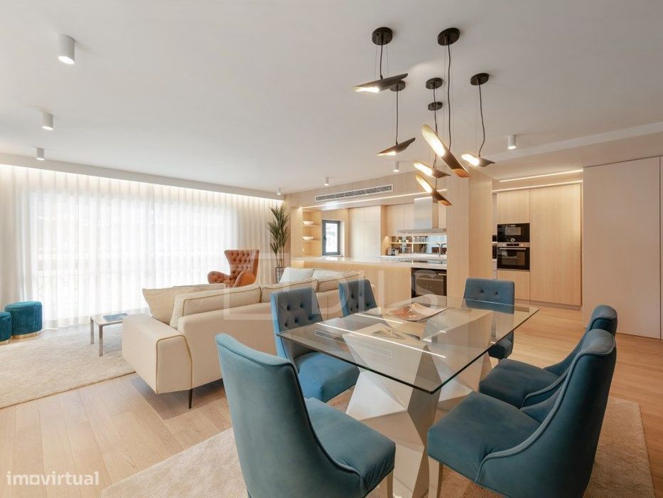 Apartamento T3, com área 150 m2,com 2 boxes, no Monte Estoril