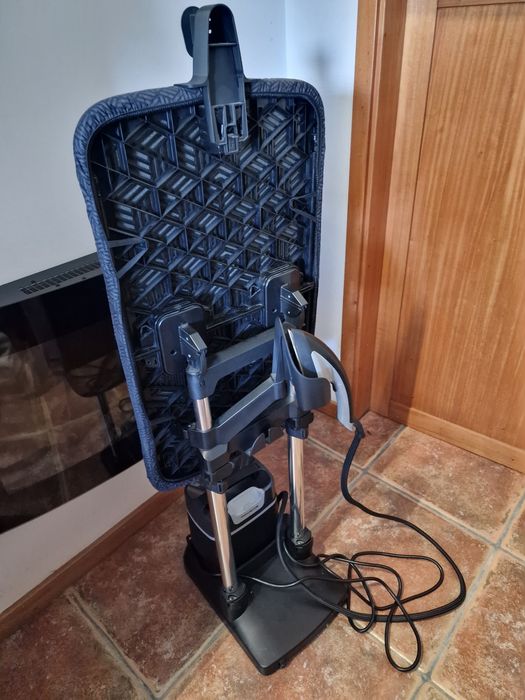 Ferro de engomar vertical. ROWENTA