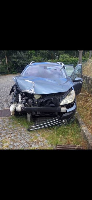 Péugeot , onde uns vêem  um carro acidentado outros vêem um bom negócio