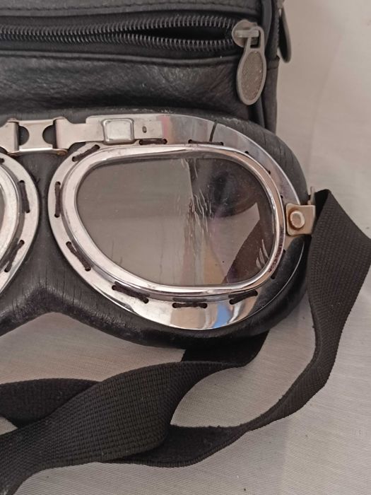 Óculos antigos de moto ou colecionador