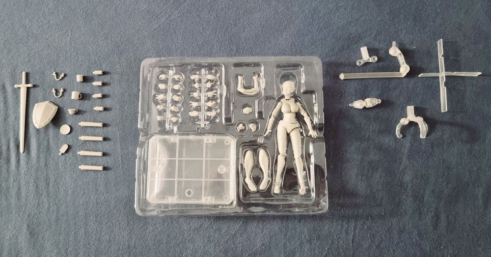 Figura femenina com articulações e muitos acessórios e várias mãos