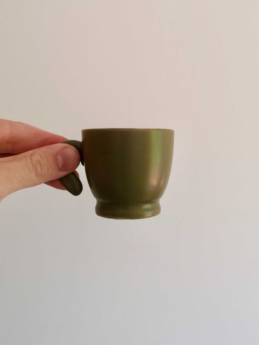 Chávena de café com pires, em cerâmica verde azeitona matte