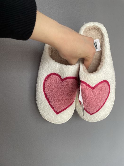 Śliczne miękkie ciepłe kapcie w serduszka