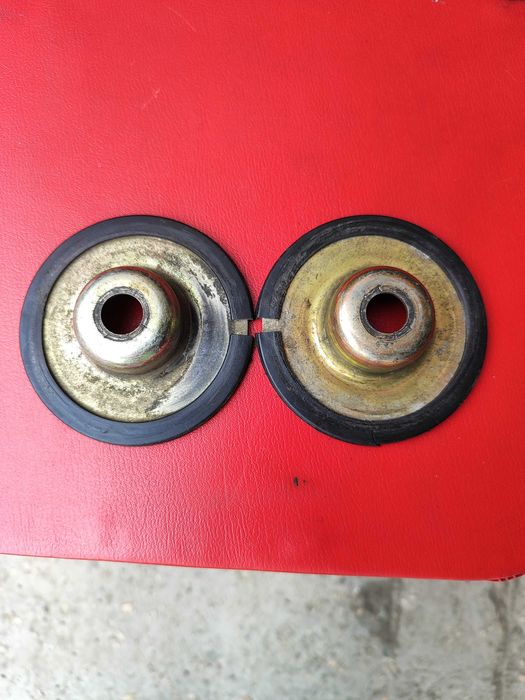 Продам " чашки" на передние амортизаторы пассат б-3-4