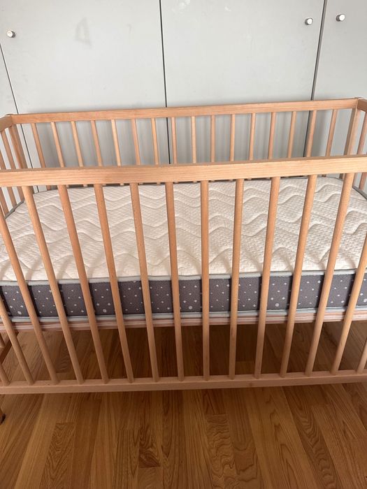 Vendo berço novo e colchão de brinde