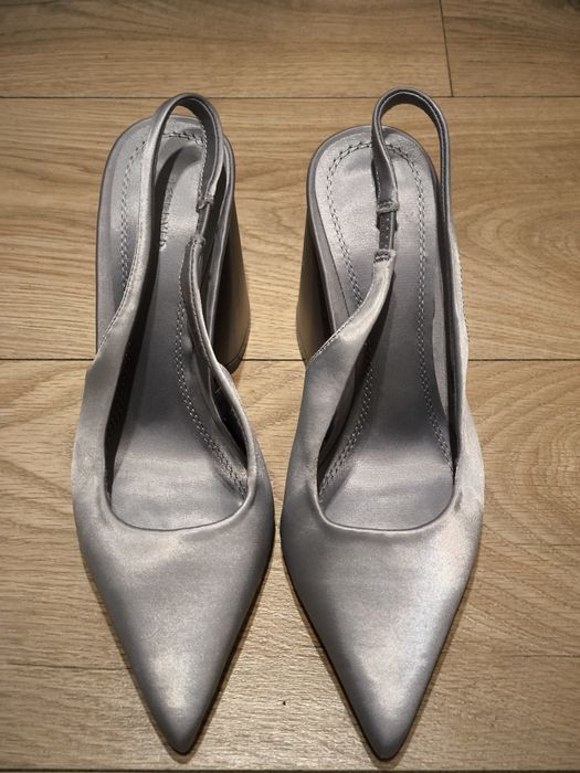 Srebrne buty na szerokim obscasie